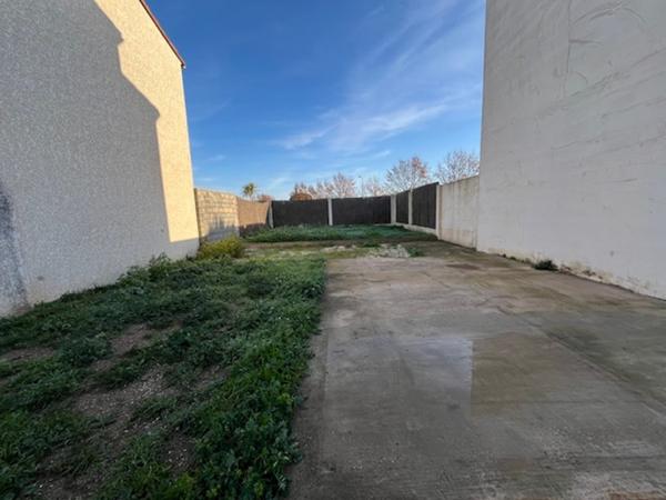 Superbe Terrain plat et clôturé de 182 m2 constructible avec permis acceptée sur la commune de Bages
