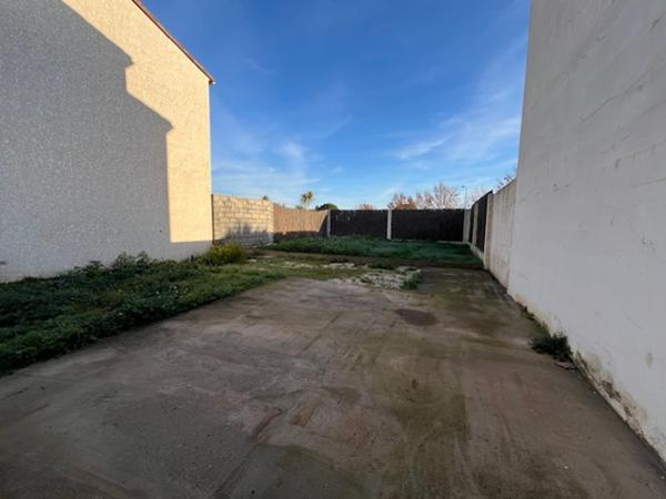 Superbe Terrain plat et clôturé de 182 m2 constructible avec permis acceptée sur la commune de Bages