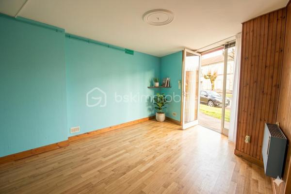 Bourganeuf- Maison Traversante à Vendre, Avenue de la République, à usage d'habitation et de commerce sur 3 niveaux.
Nichée dans le paisible cadre de la Ville de Bourganeuf, Proche du collège Jean Picard Le Doux, et du  Lycée professionnel D. Gay et de l'EPAD cette maison mitoyenne promet sérénité et confort. 
Profitez d'une ambiance imperturbable avec une vue dégagée, idéale pour les amoureux de la tranquillité.

De construction en pierres, avec ses 84 m² environ de surface habitable, la maison offre un séjour avec ses deux cheminées, 2 chambres et une salle d'eau. Double vitrage et menuiserie de qualité assurent une bonne isolation. Terrain non existant compense par des espaces intérieurs bien agencés, accompagnés d'une cave pratique. un grenier aménagé situé au dernier étage sous comble. Un bâtiment de garage.

Électricité individuelle pour le chauffage, WC séparé et vide sanitaire garantissent fonctionnalité. Bien qu'ayant besoin de quelques rénovations, son charme ancien et sa localisation au calme en font un bien de caractère. 

Information pratique :
Taxe foncière 2025: 845€/AN
Chauffage individuel électrique et ballon d'eau chaude
Menuiserie PVC
Parquet en bois de chêne chevillé à l'ancienne
Toiture + Ravalement 10 ans
Vide sanitaire
Contrôle assainissement conforme relié au tout à l'égout

En complément de cette annonce, un bâtiment de garage de 32 m² environ , un grenier et une cave.

Prix de vente 36 000€ HAI à charge vendeur.

C’est une opportunité à ne pas manquer! Contactez Stéphanie GROSSE pour une visite.
Tel. : 06 16 63 22 70 / @ sgrosse@bskimmobilier.com