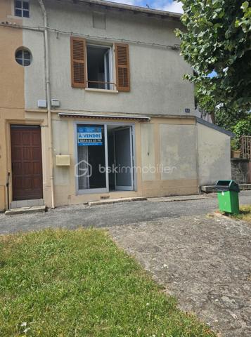 Bourganeuf- Maison Traversante à Vendre, Avenue de la République, à usage d'habitation et de commerce sur 3 niveaux.
Nichée dans le paisible cadre de la Ville de Bourganeuf, Proche du collège Jean Picard Le Doux, et du  Lycée professionnel D. Gay et de l'EPAD cette maison mitoyenne promet sérénité et confort. 
Profitez d'une ambiance imperturbable avec une vue dégagée, idéale pour les amoureux de la tranquillité.

De construction en pierres, avec ses 84 m² environ de surface habitable, la maison offre un séjour avec ses deux cheminées, 2 chambres et une salle d'eau. Double vitrage et menuiserie de qualité assurent une bonne isolation. Terrain non existant compense par des espaces intérieurs bien agencés, accompagnés d'une cave pratique. un grenier aménagé situé au dernier étage sous comble. Un bâtiment de garage.

Électricité individuelle pour le chauffage, WC séparé et vide sanitaire garantissent fonctionnalité. Bien qu'ayant besoin de quelques rénovations, son charme ancien et sa localisation au calme en font un bien de caractère. 

Information pratique :
Taxe foncière 2025: 845€/AN
Chauffage individuel électrique et ballon d'eau chaude
Menuiserie PVC
Parquet en bois de chêne chevillé à l'ancienne
Toiture + Ravalement 10 ans
Vide sanitaire
Contrôle assainissement conforme relié au tout à l'égout

En complément de cette annonce, un bâtiment de garage de 32 m² environ , un grenier et une cave.

Prix de vente 36 000€ HAI à charge vendeur.

C’est une opportunité à ne pas manquer! Contactez Stéphanie GROSSE pour une visite.
Tel. : 06 16 63 22 70 / @ sgrosse@bskimmobilier.com