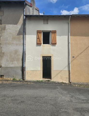 Bourganeuf- Maison Traversante à Vendre, Avenue de la République, à usage d'habitation et de commerce sur 3 niveaux.
Nichée dans le paisible cadre de la Ville de Bourganeuf, Proche du collège Jean Picard Le Doux, et du  Lycée professionnel D. Gay et de l'EPAD cette maison mitoyenne promet sérénité et confort. 
Profitez d'une ambiance imperturbable avec une vue dégagée, idéale pour les amoureux de la tranquillité.

De construction en pierres, avec ses 84 m² environ de surface habitable, la maison offre un séjour avec ses deux cheminées, 2 chambres et une salle d'eau. Double vitrage et menuiserie de qualité assurent une bonne isolation. Terrain non existant compense par des espaces intérieurs bien agencés, accompagnés d'une cave pratique. un grenier aménagé situé au dernier étage sous comble. Un bâtiment de garage.

Électricité individuelle pour le chauffage, WC séparé et vide sanitaire garantissent fonctionnalité. Bien qu'ayant besoin de quelques rénovations, son charme ancien et sa localisation au calme en font un bien de caractère. 

Information pratique :
Taxe foncière 2025: 845€/AN
Chauffage individuel électrique et ballon d'eau chaude
Menuiserie PVC
Parquet en bois de chêne chevillé à l'ancienne
Toiture + Ravalement 10 ans
Vide sanitaire
Contrôle assainissement conforme relié au tout à l'égout

En complément de cette annonce, un bâtiment de garage de 32 m² environ , un grenier et une cave.

Prix de vente 36 000€ HAI à charge vendeur.

C’est une opportunité à ne pas manquer! Contactez Stéphanie GROSSE pour une visite.
Tel. : 06 16 63 22 70 / @ sgrosse@bskimmobilier.com
