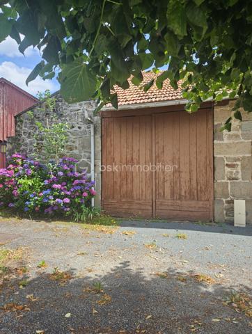 Bourganeuf- Maison Traversante à Vendre, Avenue de la République, à usage d'habitation et de commerce sur 3 niveaux.
Nichée dans le paisible cadre de la Ville de Bourganeuf, Proche du collège Jean Picard Le Doux, et du  Lycée professionnel D. Gay et de l'EPAD cette maison mitoyenne promet sérénité et confort. 
Profitez d'une ambiance imperturbable avec une vue dégagée, idéale pour les amoureux de la tranquillité.

De construction en pierres, avec ses 84 m² environ de surface habitable, la maison offre un séjour avec ses deux cheminées, 2 chambres et une salle d'eau. Double vitrage et menuiserie de qualité assurent une bonne isolation. Terrain non existant compense par des espaces intérieurs bien agencés, accompagnés d'une cave pratique. un grenier aménagé situé au dernier étage sous comble. Un bâtiment de garage.

Électricité individuelle pour le chauffage, WC séparé et vide sanitaire garantissent fonctionnalité. Bien qu'ayant besoin de quelques rénovations, son charme ancien et sa localisation au calme en font un bien de caractère. 

Information pratique :
Taxe foncière 2025: 845€/AN
Chauffage individuel électrique et ballon d'eau chaude
Menuiserie PVC
Parquet en bois de chêne chevillé à l'ancienne
Toiture + Ravalement 10 ans
Vide sanitaire
Contrôle assainissement conforme relié au tout à l'égout

En complément de cette annonce, un bâtiment de garage de 32 m² environ , un grenier et une cave.

Prix de vente 36 000€ HAI à charge vendeur.

C’est une opportunité à ne pas manquer! Contactez Stéphanie GROSSE pour une visite.
Tel. : 06 16 63 22 70 / @ sgrosse@bskimmobilier.com