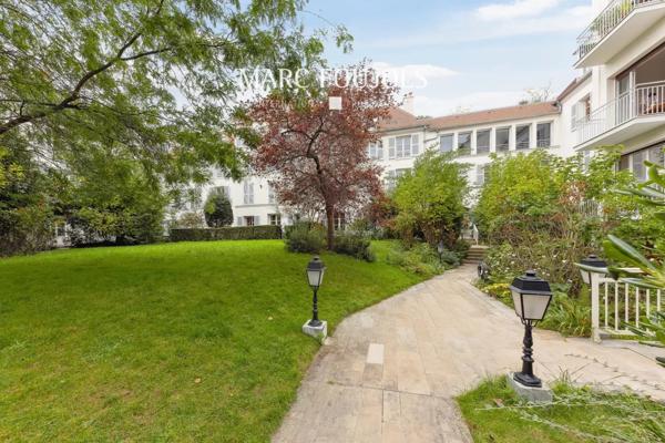 REZ-DE-JARDIN A LA BUTTE MONTMARTRE.