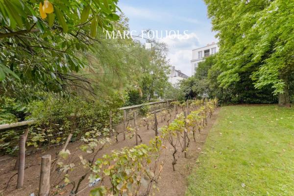 REZ-DE-JARDIN A LA BUTTE MONTMARTRE.