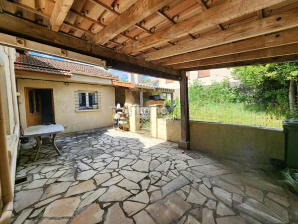 Maison familiale avec jardin et dépendance