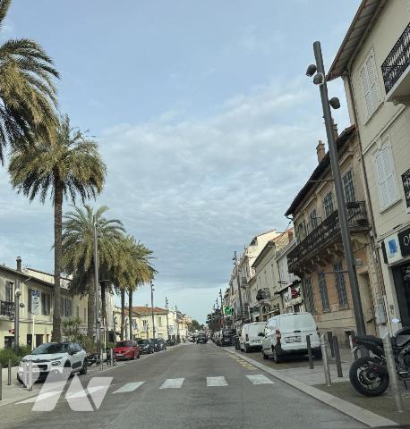 Cannes La Bocca tres central beau 3 pièces traversant au dernier étage avec garage 