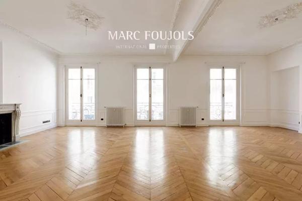 Parc Monceau – appartement familial rénové & double parking