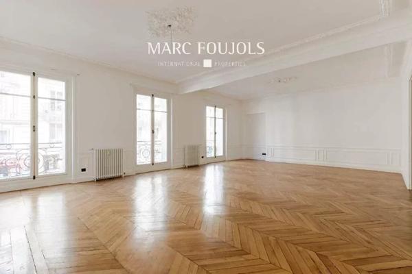 Parc Monceau – appartement familial rénové & double parking