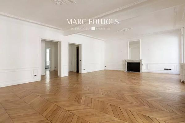 Parc Monceau – appartement familial rénové & double parking