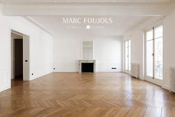 Parc Monceau – appartement familial rénové & double parking