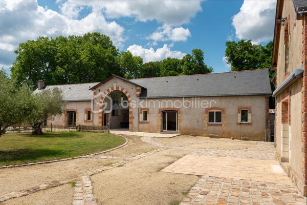 Au cœur d’un environnement naturel préservé, à proximité de Seiches-sur-le-Loir, découvrez cette propriété rare d’environ 5 hectares, composée de trois bâtiments principaux aux prestations de qualité et au fort potentiel d’exploitation.
Située à proximité de Seiches-sur-le-Loir, elle se prête parfaitement à une activité de gîtes, de chambres d’hôtes, d’hivernage, de gardiennage et de stockage (voitures, camping-cars, caravanes, bateaux) pour les particuliers et les professionnels.
La maison principale, d’environ 245 m² habitables, séduit par ses volumes généreux et sa luminosité.
Elle s’ouvre sur une spacieuse entrée avec espace bureau, une cuisine ouverte entièrement aménagée, ainsi qu’un vaste salon-séjour agrémenté d’une cheminée d’époque et de tommettes anciennes, conférant à l’ensemble une atmosphère chaleureuse et conviviale.
Côté nuit, une suite parentale en rez-de-chaussée offre confort et praticité.
À l’étage, une belle mezzanine avec charpente apparente dessert une chambre avec dressing et salle de bains, ainsi que deux autres chambres disposant également d’une salle de bains avec douche.
Un garage d’environ 42 m² et une lingerie spacieuse complètent les prestations de la maison.
La première dépendance (100 m²), accueille un appartement de type 2 indépendant d’environ 50 m² avec sa véranda baignée de lumière, idéal pour accueillir des invités ou pour un usage locatif.
La deuxième dépendance, véritable atout de la propriété, propose deux salles de réception totalisant environ 149 m², parfaites pour des soirées privées. L’étage aménagé offre de nombreuses possibilités d’hébergement.
Possibilités :
-	Extensions sur les bâtiments existants. 
-	Piste d’entrainement pour chevaux.
-	Manège ouvert (sans toit).
-	Dépendances offrant du potentiel supplémentaire pour des gîtes ou chambres d’hôtes.

Les espaces extérieurs sont tout aussi remarquables, avec une piscine creusée, idéale pour les journées estivales. Des hangars ainsi que des équipements pour chevaux font de ce lieu un environnement privilégié pour les amateurs d’équitation ou les projets à vocation agricole.
Grâce à un accès routier facile, cet ensemble s’adapte parfaitement à une activité de gîtes et de chambres d’hôtes, au calme, dans un cadre naturel d’exception. 
Un bien rare, calme, avec une accessibilité et polyvalence qui font de cette propriété, une opportunité unique pour un projet de vie ou un investissement à fort rendement.
Possibilité d’acquérir plus de terre…

A 5 minutes de Seiches-sur-le-loir, à 25 minutes d’Angers, à 27 minutes de la Flèche.  

Ce bien bénéficie d’une situation exceptionnelle malgré son emplacement central. Il est situé à 7 minutes de l’autoroute A11 Paris-Nantes, A87 Cholet et seulement 25 minutes de la gare TGV.

CLASSE ÉNERGIE : D / CLASSE CLIMAT : D
« Montant moyen estimé des dépenses annuelles énergie pour un usage standard, établi à partir prix moyens des énergies indexés sur les années 2021, 2022 et 2023 (abonnements compris) ».

Contact Espaces Atypiques : Eddy MICHEL - 06 28 13 41 22
Les honoraires sont à la charge du vendeur.

Les informations sur les risques auxquels ce bien est exposé sont disponibles sur le site Géorisques pour les zones concernées : www.georisques.gouv.fr