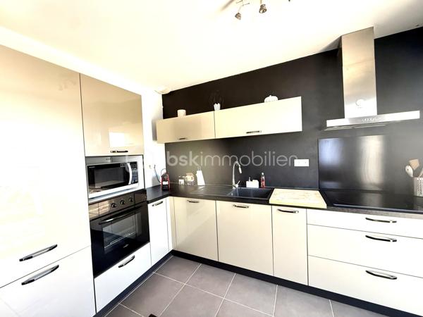 ✨ Découvrez cette superbe maison à seulement 15 minutes de Montpellier récente de 2017 ✨

Offrant près de 100 m² d’espace de vie harmonieux, cette maison est implantée sur un terrain optimisé de 269 m² avec piscine 🏡🌴

🔹 Au rez-de-chaussée :
	•	Une pièce de vie lumineuse d’environ 45 m² avec cuisine aménagée 🍽️✨
	•	Une arrière-cuisine pratique 🧺
	•	Un WC indépendant 🚽
	•	Un garage avec mezzanine facilement transformable en 4ᵉ chambre 🛏️

🔹 À l’étage :
	•	3 chambres dont une spacieuse de 15 m² avec dressing 👗
	•	Un WC indépendant 🚽
	•	Une salle de bain 🛁

🔹 À l’extérieur :
	•	Une magnifique terrasse sans vis-à-vis 🌿☀️
	•	Une piscine 5x3 au chlore pour profiter des beaux jours 🏊‍♂️

🔹 Équipements :
	•	Climatisation gainable ❄️
	•	Adoucisseur d’eau 💧
	•	Chauffe-eau thermodynamique ♻️

💛 Une maison pensée pour le bien-être, avec des espaces ouverts, lumineux et fonctionnels.

📍 Emplacement privilégié : à proximité des écoles, collège, commerces et transports 🏫🛍️🚍, à seulement 20 minutes de Montpellier.

📞 Contactez Céline Taormina au 06 35 21 91 15 pour plus d’informations ou organiser une visite ! 🔑✨

🎥video du bien => https://drive.google.com/file/d/1S-WkaIxReQuPM8lXEGX-BwDRZn1x86tJ/view?usp=drive_link