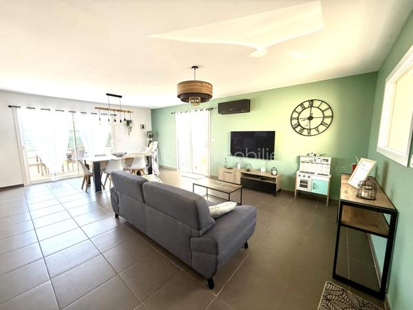 ✨ Découvrez cette superbe maison à seulement 15 minutes de Montpellier récente de 2017 ✨

Offrant près de 100 m² d’espace de vie harmonieux, cette maison est implantée sur un terrain optimisé de 269 m² avec piscine 🏡🌴

🔹 Au rez-de-chaussée :
	•	Une pièce de vie lumineuse d’environ 45 m² avec cuisine aménagée 🍽️✨
	•	Une arrière-cuisine pratique 🧺
	•	Un WC indépendant 🚽
	•	Un garage avec mezzanine facilement transformable en 4ᵉ chambre 🛏️

🔹 À l’étage :
	•	3 chambres dont une spacieuse de 15 m² avec dressing 👗
	•	Un WC indépendant 🚽
	•	Une salle de bain 🛁

🔹 À l’extérieur :
	•	Une magnifique terrasse sans vis-à-vis 🌿☀️
	•	Une piscine 5x3 au chlore pour profiter des beaux jours 🏊‍♂️

🔹 Équipements :
	•	Climatisation gainable ❄️
	•	Adoucisseur d’eau 💧
	•	Chauffe-eau thermodynamique ♻️

💛 Une maison pensée pour le bien-être, avec des espaces ouverts, lumineux et fonctionnels.

📍 Emplacement privilégié : à proximité des écoles, collège, commerces et transports 🏫🛍️🚍, à seulement 20 minutes de Montpellier.

📞 Contactez Céline Taormina au 06 35 21 91 15 pour plus d’informations ou organiser une visite ! 🔑✨

🎥video du bien => https://drive.google.com/file/d/1S-WkaIxReQuPM8lXEGX-BwDRZn1x86tJ/view?usp=drive_link
