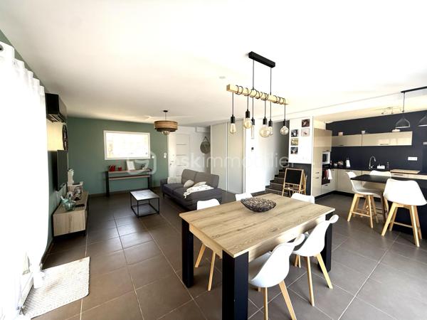 ✨ Découvrez cette superbe maison à seulement 15 minutes de Montpellier récente de 2017 ✨

Offrant près de 100 m² d’espace de vie harmonieux, cette maison est implantée sur un terrain optimisé de 269 m² avec piscine 🏡🌴

🔹 Au rez-de-chaussée :
	•	Une pièce de vie lumineuse d’environ 45 m² avec cuisine aménagée 🍽️✨
	•	Une arrière-cuisine pratique 🧺
	•	Un WC indépendant 🚽
	•	Un garage avec mezzanine facilement transformable en 4ᵉ chambre 🛏️

🔹 À l’étage :
	•	3 chambres dont une spacieuse de 15 m² avec dressing 👗
	•	Un WC indépendant 🚽
	•	Une salle de bain 🛁

🔹 À l’extérieur :
	•	Une magnifique terrasse sans vis-à-vis 🌿☀️
	•	Une piscine 5x3 au chlore pour profiter des beaux jours 🏊‍♂️

🔹 Équipements :
	•	Climatisation gainable ❄️
	•	Adoucisseur d’eau 💧
	•	Chauffe-eau thermodynamique ♻️

💛 Une maison pensée pour le bien-être, avec des espaces ouverts, lumineux et fonctionnels.

📍 Emplacement privilégié : à proximité des écoles, collège, commerces et transports 🏫🛍️🚍, à seulement 20 minutes de Montpellier.

📞 Contactez Céline Taormina au 06 35 21 91 15 pour plus d’informations ou organiser une visite ! 🔑✨

🎥video du bien => https://drive.google.com/file/d/1S-WkaIxReQuPM8lXEGX-BwDRZn1x86tJ/view?usp=drive_link