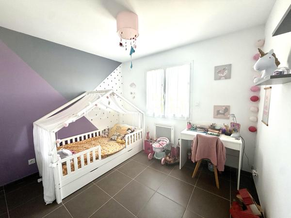 ✨ Découvrez cette superbe maison à seulement 15 minutes de Montpellier récente de 2017 ✨

Offrant près de 100 m² d’espace de vie harmonieux, cette maison est implantée sur un terrain optimisé de 269 m² avec piscine 🏡🌴

🔹 Au rez-de-chaussée :
	•	Une pièce de vie lumineuse d’environ 45 m² avec cuisine aménagée 🍽️✨
	•	Une arrière-cuisine pratique 🧺
	•	Un WC indépendant 🚽
	•	Un garage avec mezzanine facilement transformable en 4ᵉ chambre 🛏️

🔹 À l’étage :
	•	3 chambres dont une spacieuse de 15 m² avec dressing 👗
	•	Un WC indépendant 🚽
	•	Une salle de bain 🛁

🔹 À l’extérieur :
	•	Une magnifique terrasse sans vis-à-vis 🌿☀️
	•	Une piscine 5x3 au chlore pour profiter des beaux jours 🏊‍♂️

🔹 Équipements :
	•	Climatisation gainable ❄️
	•	Adoucisseur d’eau 💧
	•	Chauffe-eau thermodynamique ♻️

💛 Une maison pensée pour le bien-être, avec des espaces ouverts, lumineux et fonctionnels.

📍 Emplacement privilégié : à proximité des écoles, collège, commerces et transports 🏫🛍️🚍, à seulement 20 minutes de Montpellier.

📞 Contactez Céline Taormina au 06 35 21 91 15 pour plus d’informations ou organiser une visite ! 🔑✨

🎥video du bien => https://drive.google.com/file/d/1S-WkaIxReQuPM8lXEGX-BwDRZn1x86tJ/view?usp=drive_link