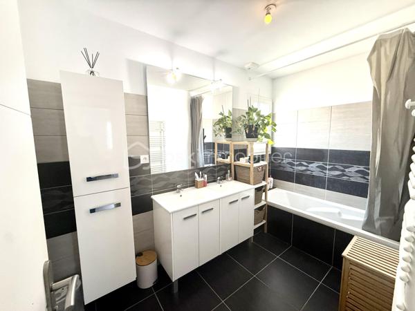 ✨ Découvrez cette superbe maison à seulement 15 minutes de Montpellier récente de 2017 ✨

Offrant près de 100 m² d’espace de vie harmonieux, cette maison est implantée sur un terrain optimisé de 269 m² avec piscine 🏡🌴

🔹 Au rez-de-chaussée :
	•	Une pièce de vie lumineuse d’environ 45 m² avec cuisine aménagée 🍽️✨
	•	Une arrière-cuisine pratique 🧺
	•	Un WC indépendant 🚽
	•	Un garage avec mezzanine facilement transformable en 4ᵉ chambre 🛏️

🔹 À l’étage :
	•	3 chambres dont une spacieuse de 15 m² avec dressing 👗
	•	Un WC indépendant 🚽
	•	Une salle de bain 🛁

🔹 À l’extérieur :
	•	Une magnifique terrasse sans vis-à-vis 🌿☀️
	•	Une piscine 5x3 au chlore pour profiter des beaux jours 🏊‍♂️

🔹 Équipements :
	•	Climatisation gainable ❄️
	•	Adoucisseur d’eau 💧
	•	Chauffe-eau thermodynamique ♻️

💛 Une maison pensée pour le bien-être, avec des espaces ouverts, lumineux et fonctionnels.

📍 Emplacement privilégié : à proximité des écoles, collège, commerces et transports 🏫🛍️🚍, à seulement 20 minutes de Montpellier.

📞 Contactez Céline Taormina au 06 35 21 91 15 pour plus d’informations ou organiser une visite ! 🔑✨

🎥video du bien => https://drive.google.com/file/d/1S-WkaIxReQuPM8lXEGX-BwDRZn1x86tJ/view?usp=drive_link