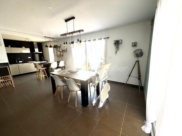 ✨ Découvrez cette superbe maison à seulement 15 minutes de Montpellier récente de 2017 ✨

Offrant près de 100 m² d’espace de vie harmonieux, cette maison est implantée sur un terrain optimisé de 269 m² avec piscine 🏡🌴

🔹 Au rez-de-chaussée :
	•	Une pièce de vie lumineuse d’environ 45 m² avec cuisine aménagée 🍽️✨
	•	Une arrière-cuisine pratique 🧺
	•	Un WC indépendant 🚽
	•	Un garage avec mezzanine facilement transformable en 4ᵉ chambre 🛏️

🔹 À l’étage :
	•	3 chambres dont une spacieuse de 15 m² avec dressing 👗
	•	Un WC indépendant 🚽
	•	Une salle de bain 🛁

🔹 À l’extérieur :
	•	Une magnifique terrasse sans vis-à-vis 🌿☀️
	•	Une piscine 5x3 au chlore pour profiter des beaux jours 🏊‍♂️

🔹 Équipements :
	•	Climatisation gainable ❄️
	•	Adoucisseur d’eau 💧
	•	Chauffe-eau thermodynamique ♻️

💛 Une maison pensée pour le bien-être, avec des espaces ouverts, lumineux et fonctionnels.

📍 Emplacement privilégié : à proximité des écoles, collège, commerces et transports 🏫🛍️🚍, à seulement 20 minutes de Montpellier.

📞 Contactez Céline Taormina au 06 35 21 91 15 pour plus d’informations ou organiser une visite ! 🔑✨

🎥video du bien => https://drive.google.com/file/d/1S-WkaIxReQuPM8lXEGX-BwDRZn1x86tJ/view?usp=drive_link