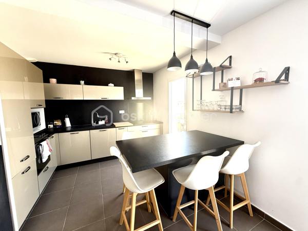 ✨ Découvrez cette superbe maison à seulement 15 minutes de Montpellier récente de 2017 ✨

Offrant près de 100 m² d’espace de vie harmonieux, cette maison est implantée sur un terrain optimisé de 269 m² avec piscine 🏡🌴

🔹 Au rez-de-chaussée :
	•	Une pièce de vie lumineuse d’environ 45 m² avec cuisine aménagée 🍽️✨
	•	Une arrière-cuisine pratique 🧺
	•	Un WC indépendant 🚽
	•	Un garage avec mezzanine facilement transformable en 4ᵉ chambre 🛏️

🔹 À l’étage :
	•	3 chambres dont une spacieuse de 15 m² avec dressing 👗
	•	Un WC indépendant 🚽
	•	Une salle de bain 🛁

🔹 À l’extérieur :
	•	Une magnifique terrasse sans vis-à-vis 🌿☀️
	•	Une piscine 5x3 au chlore pour profiter des beaux jours 🏊‍♂️

🔹 Équipements :
	•	Climatisation gainable ❄️
	•	Adoucisseur d’eau 💧
	•	Chauffe-eau thermodynamique ♻️

💛 Une maison pensée pour le bien-être, avec des espaces ouverts, lumineux et fonctionnels.

📍 Emplacement privilégié : à proximité des écoles, collège, commerces et transports 🏫🛍️🚍, à seulement 20 minutes de Montpellier.

📞 Contactez Céline Taormina au 06 35 21 91 15 pour plus d’informations ou organiser une visite ! 🔑✨

🎥video du bien => https://drive.google.com/file/d/1S-WkaIxReQuPM8lXEGX-BwDRZn1x86tJ/view?usp=drive_link