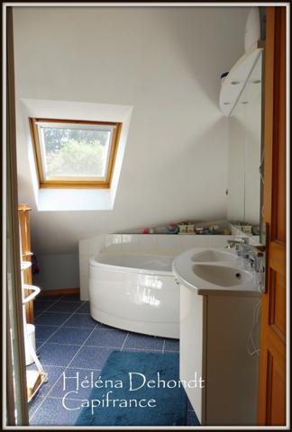 A vendre entre mer et campagne une spacieuse maison familiale.