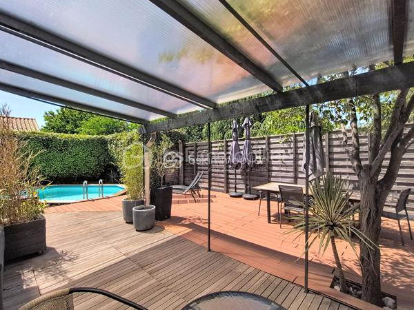 Ravie de vous faire découvrir cette charmante maison entièrement rénovée. Située dans un quartier paisible mais à proximité des commodités urbaines, cette maison de 113 m² vous offre un cadre de vie idéal. La pièce  de vie de plus de 55 m2 , climatisée , avec sa superbe cuisine équipée ouverte, est baignée de lumière ; le poêle à bois apporte la touche cocooning pour les soirée d'hiver .
Une chambre , une salle d'eau et une pièce à aménager selon vos envies complètent le rez-de-chaussée .A l'étage une chambre climatisée , équipée de grands placards et une spacieuse salle de bains offrant douche et baignoire .Avec ses 4 pièces, cette maison construite en 1985 propose deux terrasses généreuses pour profiter pleinement des journées ensoleillées que ce soit à l'ombre des arbres ou autour de la piscine. Deux places de stationnement devant l'entrée et une place supplémentaire à l'angle de la maison coté rue .Deux abris de jardins vous permettront d'organiser un atelier , une zone de rangement ,..
La maison est équipée d'un système d'alarme .
La maison est en copropriété avec la maison attenante ( pas de procédure en cours ni de charges )  Ne manquez pas cette opportunité , au pire vous tombez sous le charme !