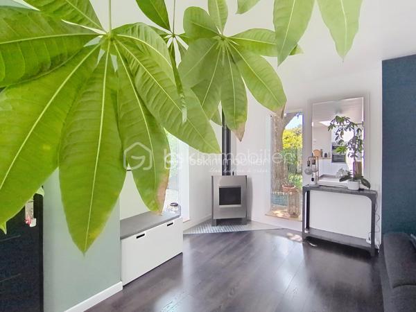 Ravie de vous faire découvrir cette charmante maison entièrement rénovée. Située dans un quartier paisible mais à proximité des commodités urbaines, cette maison de 113 m² vous offre un cadre de vie idéal. La pièce  de vie de plus de 55 m2 , climatisée , avec sa superbe cuisine équipée ouverte, est baignée de lumière ; le poêle à bois apporte la touche cocooning pour les soirée d'hiver .
Une chambre , une salle d'eau et une pièce à aménager selon vos envies complètent le rez-de-chaussée .A l'étage une chambre climatisée , équipée de grands placards et une spacieuse salle de bains offrant douche et baignoire .Avec ses 4 pièces, cette maison construite en 1985 propose deux terrasses généreuses pour profiter pleinement des journées ensoleillées que ce soit à l'ombre des arbres ou autour de la piscine. Deux places de stationnement devant l'entrée et une place supplémentaire à l'angle de la maison coté rue .Deux abris de jardins vous permettront d'organiser un atelier , une zone de rangement ,..
La maison est équipée d'un système d'alarme .
La maison est en copropriété avec la maison attenante ( pas de procédure en cours ni de charges )  Ne manquez pas cette opportunité , au pire vous tombez sous le charme !