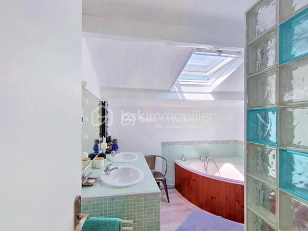 Ravie de vous faire découvrir cette charmante maison entièrement rénovée. Située dans un quartier paisible mais à proximité des commodités urbaines, cette maison de 113 m² vous offre un cadre de vie idéal. La pièce  de vie de plus de 55 m2 , climatisée , avec sa superbe cuisine équipée ouverte, est baignée de lumière ; le poêle à bois apporte la touche cocooning pour les soirée d'hiver .
Une chambre , une salle d'eau et une pièce à aménager selon vos envies complètent le rez-de-chaussée .A l'étage une chambre climatisée , équipée de grands placards et une spacieuse salle de bains offrant douche et baignoire .Avec ses 4 pièces, cette maison construite en 1985 propose deux terrasses généreuses pour profiter pleinement des journées ensoleillées que ce soit à l'ombre des arbres ou autour de la piscine. Deux places de stationnement devant l'entrée et une place supplémentaire à l'angle de la maison coté rue .Deux abris de jardins vous permettront d'organiser un atelier , une zone de rangement ,..
La maison est équipée d'un système d'alarme .
La maison est en copropriété avec la maison attenante ( pas de procédure en cours ni de charges )  Ne manquez pas cette opportunité , au pire vous tombez sous le charme !