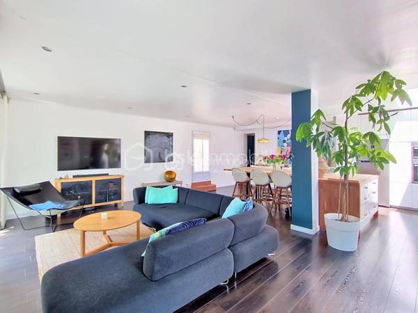 Ravie de vous faire découvrir cette charmante maison entièrement rénovée. Située dans un quartier paisible mais à proximité des commodités urbaines, cette maison de 113 m² vous offre un cadre de vie idéal. La pièce  de vie de plus de 55 m2 , climatisée , avec sa superbe cuisine équipée ouverte, est baignée de lumière ; le poêle à bois apporte la touche cocooning pour les soirée d'hiver .
Une chambre , une salle d'eau et une pièce à aménager selon vos envies complètent le rez-de-chaussée .A l'étage une chambre climatisée , équipée de grands placards et une spacieuse salle de bains offrant douche et baignoire .Avec ses 4 pièces, cette maison construite en 1985 propose deux terrasses généreuses pour profiter pleinement des journées ensoleillées que ce soit à l'ombre des arbres ou autour de la piscine. Deux places de stationnement devant l'entrée et une place supplémentaire à l'angle de la maison coté rue .Deux abris de jardins vous permettront d'organiser un atelier , une zone de rangement ,..
La maison est équipée d'un système d'alarme .
La maison est en copropriété avec la maison attenante ( pas de procédure en cours ni de charges )  Ne manquez pas cette opportunité , au pire vous tombez sous le charme !