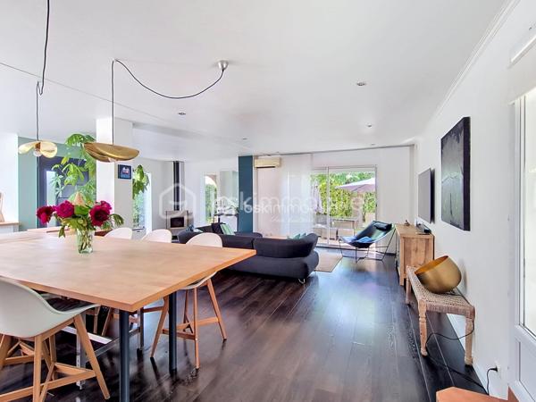 Ravie de vous faire découvrir cette charmante maison entièrement rénovée. Située dans un quartier paisible mais à proximité des commodités urbaines, cette maison de 113 m² vous offre un cadre de vie idéal. La pièce  de vie de plus de 55 m2 , climatisée , avec sa superbe cuisine équipée ouverte, est baignée de lumière ; le poêle à bois apporte la touche cocooning pour les soirée d'hiver .
Une chambre , une salle d'eau et une pièce à aménager selon vos envies complètent le rez-de-chaussée .A l'étage une chambre climatisée , équipée de grands placards et une spacieuse salle de bains offrant douche et baignoire .Avec ses 4 pièces, cette maison construite en 1985 propose deux terrasses généreuses pour profiter pleinement des journées ensoleillées que ce soit à l'ombre des arbres ou autour de la piscine. Deux places de stationnement devant l'entrée et une place supplémentaire à l'angle de la maison coté rue .Deux abris de jardins vous permettront d'organiser un atelier , une zone de rangement ,..
La maison est équipée d'un système d'alarme .
La maison est en copropriété avec la maison attenante ( pas de procédure en cours ni de charges )  Ne manquez pas cette opportunité , au pire vous tombez sous le charme !