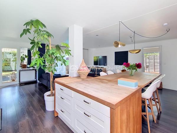 Ravie de vous faire découvrir cette charmante maison entièrement rénovée. Située dans un quartier paisible mais à proximité des commodités urbaines, cette maison de 113 m² vous offre un cadre de vie idéal. La pièce  de vie de plus de 55 m2 , climatisée , avec sa superbe cuisine équipée ouverte, est baignée de lumière ; le poêle à bois apporte la touche cocooning pour les soirée d'hiver .
Une chambre , une salle d'eau et une pièce à aménager selon vos envies complètent le rez-de-chaussée .A l'étage une chambre climatisée , équipée de grands placards et une spacieuse salle de bains offrant douche et baignoire .Avec ses 4 pièces, cette maison construite en 1985 propose deux terrasses généreuses pour profiter pleinement des journées ensoleillées que ce soit à l'ombre des arbres ou autour de la piscine. Deux places de stationnement devant l'entrée et une place supplémentaire à l'angle de la maison coté rue .Deux abris de jardins vous permettront d'organiser un atelier , une zone de rangement ,..
La maison est équipée d'un système d'alarme .
La maison est en copropriété avec la maison attenante ( pas de procédure en cours ni de charges )  Ne manquez pas cette opportunité , au pire vous tombez sous le charme !