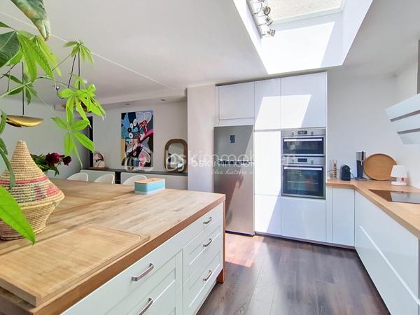 Ravie de vous faire découvrir cette charmante maison entièrement rénovée. Située dans un quartier paisible mais à proximité des commodités urbaines, cette maison de 113 m² vous offre un cadre de vie idéal. La pièce  de vie de plus de 55 m2 , climatisée , avec sa superbe cuisine équipée ouverte, est baignée de lumière ; le poêle à bois apporte la touche cocooning pour les soirée d'hiver .
Une chambre , une salle d'eau et une pièce à aménager selon vos envies complètent le rez-de-chaussée .A l'étage une chambre climatisée , équipée de grands placards et une spacieuse salle de bains offrant douche et baignoire .Avec ses 4 pièces, cette maison construite en 1985 propose deux terrasses généreuses pour profiter pleinement des journées ensoleillées que ce soit à l'ombre des arbres ou autour de la piscine. Deux places de stationnement devant l'entrée et une place supplémentaire à l'angle de la maison coté rue .Deux abris de jardins vous permettront d'organiser un atelier , une zone de rangement ,..
La maison est équipée d'un système d'alarme .
La maison est en copropriété avec la maison attenante ( pas de procédure en cours ni de charges )  Ne manquez pas cette opportunité , au pire vous tombez sous le charme !