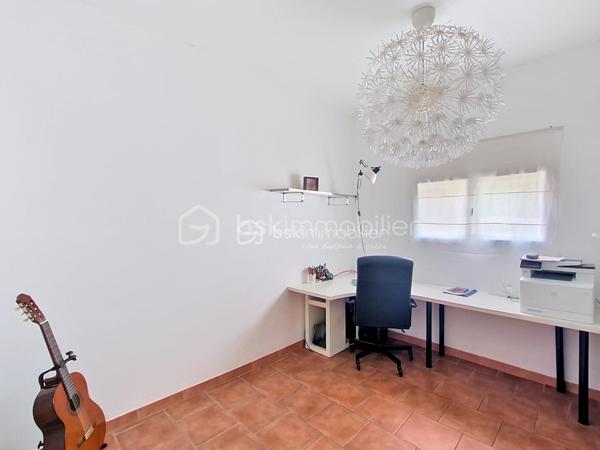 Ravie de vous faire découvrir cette charmante maison entièrement rénovée. Située dans un quartier paisible mais à proximité des commodités urbaines, cette maison de 113 m² vous offre un cadre de vie idéal. La pièce  de vie de plus de 55 m2 , climatisée , avec sa superbe cuisine équipée ouverte, est baignée de lumière ; le poêle à bois apporte la touche cocooning pour les soirée d'hiver .
Une chambre , une salle d'eau et une pièce à aménager selon vos envies complètent le rez-de-chaussée .A l'étage une chambre climatisée , équipée de grands placards et une spacieuse salle de bains offrant douche et baignoire .Avec ses 4 pièces, cette maison construite en 1985 propose deux terrasses généreuses pour profiter pleinement des journées ensoleillées que ce soit à l'ombre des arbres ou autour de la piscine. Deux places de stationnement devant l'entrée et une place supplémentaire à l'angle de la maison coté rue .Deux abris de jardins vous permettront d'organiser un atelier , une zone de rangement ,..
La maison est équipée d'un système d'alarme .
La maison est en copropriété avec la maison attenante ( pas de procédure en cours ni de charges )  Ne manquez pas cette opportunité , au pire vous tombez sous le charme !