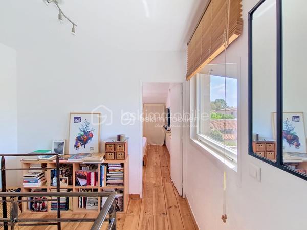 Ravie de vous faire découvrir cette charmante maison entièrement rénovée. Située dans un quartier paisible mais à proximité des commodités urbaines, cette maison de 113 m² vous offre un cadre de vie idéal. La pièce  de vie de plus de 55 m2 , climatisée , avec sa superbe cuisine équipée ouverte, est baignée de lumière ; le poêle à bois apporte la touche cocooning pour les soirée d'hiver .
Une chambre , une salle d'eau et une pièce à aménager selon vos envies complètent le rez-de-chaussée .A l'étage une chambre climatisée , équipée de grands placards et une spacieuse salle de bains offrant douche et baignoire .Avec ses 4 pièces, cette maison construite en 1985 propose deux terrasses généreuses pour profiter pleinement des journées ensoleillées que ce soit à l'ombre des arbres ou autour de la piscine. Deux places de stationnement devant l'entrée et une place supplémentaire à l'angle de la maison coté rue .Deux abris de jardins vous permettront d'organiser un atelier , une zone de rangement ,..
La maison est équipée d'un système d'alarme .
La maison est en copropriété avec la maison attenante ( pas de procédure en cours ni de charges )  Ne manquez pas cette opportunité , au pire vous tombez sous le charme !