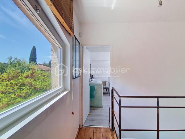Ravie de vous faire découvrir cette charmante maison entièrement rénovée. Située dans un quartier paisible mais à proximité des commodités urbaines, cette maison de 113 m² vous offre un cadre de vie idéal. La pièce  de vie de plus de 55 m2 , climatisée , avec sa superbe cuisine équipée ouverte, est baignée de lumière ; le poêle à bois apporte la touche cocooning pour les soirée d'hiver .
Une chambre , une salle d'eau et une pièce à aménager selon vos envies complètent le rez-de-chaussée .A l'étage une chambre climatisée , équipée de grands placards et une spacieuse salle de bains offrant douche et baignoire .Avec ses 4 pièces, cette maison construite en 1985 propose deux terrasses généreuses pour profiter pleinement des journées ensoleillées que ce soit à l'ombre des arbres ou autour de la piscine. Deux places de stationnement devant l'entrée et une place supplémentaire à l'angle de la maison coté rue .Deux abris de jardins vous permettront d'organiser un atelier , une zone de rangement ,..
La maison est équipée d'un système d'alarme .
La maison est en copropriété avec la maison attenante ( pas de procédure en cours ni de charges )  Ne manquez pas cette opportunité , au pire vous tombez sous le charme !