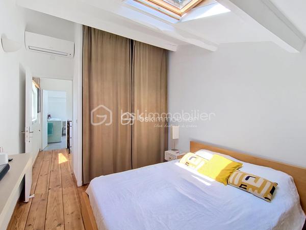 Ravie de vous faire découvrir cette charmante maison entièrement rénovée. Située dans un quartier paisible mais à proximité des commodités urbaines, cette maison de 113 m² vous offre un cadre de vie idéal. La pièce  de vie de plus de 55 m2 , climatisée , avec sa superbe cuisine équipée ouverte, est baignée de lumière ; le poêle à bois apporte la touche cocooning pour les soirée d'hiver .
Une chambre , une salle d'eau et une pièce à aménager selon vos envies complètent le rez-de-chaussée .A l'étage une chambre climatisée , équipée de grands placards et une spacieuse salle de bains offrant douche et baignoire .Avec ses 4 pièces, cette maison construite en 1985 propose deux terrasses généreuses pour profiter pleinement des journées ensoleillées que ce soit à l'ombre des arbres ou autour de la piscine. Deux places de stationnement devant l'entrée et une place supplémentaire à l'angle de la maison coté rue .Deux abris de jardins vous permettront d'organiser un atelier , une zone de rangement ,..
La maison est équipée d'un système d'alarme .
La maison est en copropriété avec la maison attenante ( pas de procédure en cours ni de charges )  Ne manquez pas cette opportunité , au pire vous tombez sous le charme !