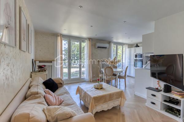 LE PONT-DE CLAIX- RESIDENCE SAINT-ANDRE- 16 Allée du Bois Joli- T4 -62.85m²+Cave+ Place de parking

Au sein d'une copropriété de 1966, calme et verdoyante, je vous invite à venir découvrir ce beau T4, rénové avec goût , vous n'aurez plus que vos valises a poser.
Traversant avec balcon situé au 1e étage sur 8 dans un immeuble avec ascenseur.
Il se compose d'une entrée avec placard, d'une cuisine équipée ouverte sur un séjour donnant avec accès balcon filant balcon, de 3 chambres avec placard intégré, dont une avec salle d'eau, d'une salle de bain et de toilettes séparées.
Une cave complète le bien et une place de parking privative.
Parking fermé avec barrières.

Les plus de cet appartement:
- Huisseries PVC et double vitrage
-Volets roulants électriques
- Climatisation
- Sa luminosité
- Parc calme et arboré
- Son environnement

*Chauffage collectif compris dans les charges
* Proche commodités: transports en communs ligne 25, Tram A, commerces, centre commercial COMBOIRE, écoles, axes routiers et autoroutiers.

  Idéal 1er achat.
 A visiter sans tarder !
Contactez moi dès maintenant pour organiser votre visite et laissez vous séduire par ce bien.