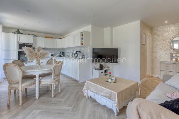 LE PONT-DE CLAIX- RESIDENCE SAINT-ANDRE- 16 Allée du Bois Joli- T4 -62.85m²+Cave+ Place de parking

Au sein d'une copropriété de 1966, calme et verdoyante, je vous invite à venir découvrir ce beau T4, rénové avec goût , vous n'aurez plus que vos valises a poser.
Traversant avec balcon situé au 1e étage sur 8 dans un immeuble avec ascenseur.
Il se compose d'une entrée avec placard, d'une cuisine équipée ouverte sur un séjour donnant avec accès balcon filant balcon, de 3 chambres avec placard intégré, dont une avec salle d'eau, d'une salle de bain et de toilettes séparées.
Une cave complète le bien et une place de parking privative.
Parking fermé avec barrières.

Les plus de cet appartement:
- Huisseries PVC et double vitrage
-Volets roulants électriques
- Climatisation
- Sa luminosité
- Parc calme et arboré
- Son environnement

*Chauffage collectif compris dans les charges
* Proche commodités: transports en communs ligne 25, Tram A, commerces, centre commercial COMBOIRE, écoles, axes routiers et autoroutiers.

  Idéal 1er achat.
 A visiter sans tarder !
Contactez moi dès maintenant pour organiser votre visite et laissez vous séduire par ce bien.
