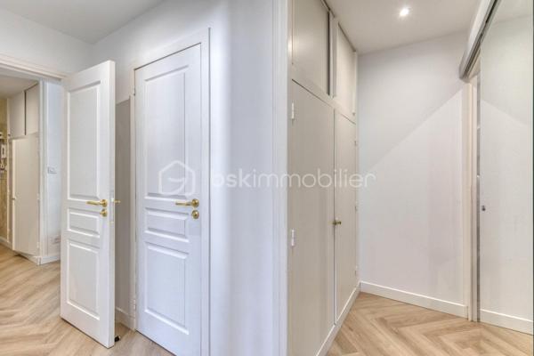 LE PONT-DE CLAIX- RESIDENCE SAINT-ANDRE- 16 Allée du Bois Joli- T4 -62.85m²+Cave+ Place de parking

Au sein d'une copropriété de 1966, calme et verdoyante, je vous invite à venir découvrir ce beau T4, rénové avec goût , vous n'aurez plus que vos valises a poser.
Traversant avec balcon situé au 1e étage sur 8 dans un immeuble avec ascenseur.
Il se compose d'une entrée avec placard, d'une cuisine équipée ouverte sur un séjour donnant avec accès balcon filant balcon, de 3 chambres avec placard intégré, dont une avec salle d'eau, d'une salle de bain et de toilettes séparées.
Une cave complète le bien et une place de parking privative.
Parking fermé avec barrières.

Les plus de cet appartement:
- Huisseries PVC et double vitrage
-Volets roulants électriques
- Climatisation
- Sa luminosité
- Parc calme et arboré
- Son environnement

*Chauffage collectif compris dans les charges
* Proche commodités: transports en communs ligne 25, Tram A, commerces, centre commercial COMBOIRE, écoles, axes routiers et autoroutiers.

  Idéal 1er achat.
 A visiter sans tarder !
Contactez moi dès maintenant pour organiser votre visite et laissez vous séduire par ce bien.