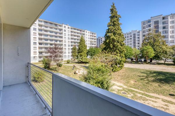 LE PONT-DE CLAIX- RESIDENCE SAINT-ANDRE- 16 Allée du Bois Joli- T4 -62.85m²+Cave+ Place de parking

Au sein d'une copropriété de 1966, calme et verdoyante, je vous invite à venir découvrir ce beau T4, rénové avec goût , vous n'aurez plus que vos valises a poser.
Traversant avec balcon situé au 1e étage sur 8 dans un immeuble avec ascenseur.
Il se compose d'une entrée avec placard, d'une cuisine équipée ouverte sur un séjour donnant avec accès balcon filant balcon, de 3 chambres avec placard intégré, dont une avec salle d'eau, d'une salle de bain et de toilettes séparées.
Une cave complète le bien et une place de parking privative.
Parking fermé avec barrières.

Les plus de cet appartement:
- Huisseries PVC et double vitrage
-Volets roulants électriques
- Climatisation
- Sa luminosité
- Parc calme et arboré
- Son environnement

*Chauffage collectif compris dans les charges
* Proche commodités: transports en communs ligne 25, Tram A, commerces, centre commercial COMBOIRE, écoles, axes routiers et autoroutiers.

  Idéal 1er achat.
 A visiter sans tarder !
Contactez moi dès maintenant pour organiser votre visite et laissez vous séduire par ce bien.
