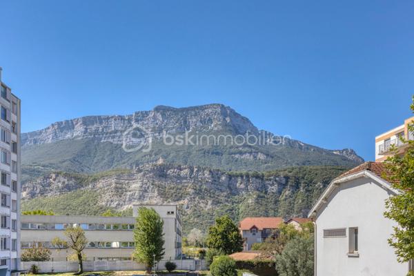 LE PONT-DE CLAIX- RESIDENCE SAINT-ANDRE- 16 Allée du Bois Joli- T4 -62.85m²+Cave+ Place de parking

Au sein d'une copropriété de 1966, calme et verdoyante, je vous invite à venir découvrir ce beau T4, rénové avec goût , vous n'aurez plus que vos valises a poser.
Traversant avec balcon situé au 1e étage sur 8 dans un immeuble avec ascenseur.
Il se compose d'une entrée avec placard, d'une cuisine équipée ouverte sur un séjour donnant avec accès balcon filant balcon, de 3 chambres avec placard intégré, dont une avec salle d'eau, d'une salle de bain et de toilettes séparées.
Une cave complète le bien et une place de parking privative.
Parking fermé avec barrières.

Les plus de cet appartement:
- Huisseries PVC et double vitrage
-Volets roulants électriques
- Climatisation
- Sa luminosité
- Parc calme et arboré
- Son environnement

*Chauffage collectif compris dans les charges
* Proche commodités: transports en communs ligne 25, Tram A, commerces, centre commercial COMBOIRE, écoles, axes routiers et autoroutiers.

  Idéal 1er achat.
 A visiter sans tarder !
Contactez moi dès maintenant pour organiser votre visite et laissez vous séduire par ce bien.