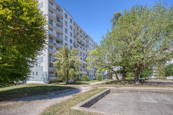 LE PONT-DE CLAIX- RESIDENCE SAINT-ANDRE- 16 Allée du Bois Joli- T4 -62.85m²+Cave+ Place de parking

Au sein d'une copropriété de 1966, calme et verdoyante, je vous invite à venir découvrir ce beau T4, rénové avec goût , vous n'aurez plus que vos valises a poser.
Traversant avec balcon situé au 1e étage sur 8 dans un immeuble avec ascenseur.
Il se compose d'une entrée avec placard, d'une cuisine équipée ouverte sur un séjour donnant avec accès balcon filant balcon, de 3 chambres avec placard intégré, dont une avec salle d'eau, d'une salle de bain et de toilettes séparées.
Une cave complète le bien et une place de parking privative.
Parking fermé avec barrières.

Les plus de cet appartement:
- Huisseries PVC et double vitrage
-Volets roulants électriques
- Climatisation
- Sa luminosité
- Parc calme et arboré
- Son environnement

*Chauffage collectif compris dans les charges
* Proche commodités: transports en communs ligne 25, Tram A, commerces, centre commercial COMBOIRE, écoles, axes routiers et autoroutiers.

  Idéal 1er achat.
 A visiter sans tarder !
Contactez moi dès maintenant pour organiser votre visite et laissez vous séduire par ce bien.