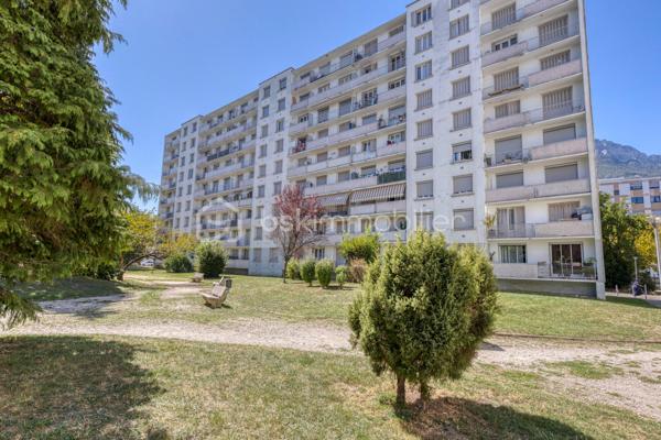 LE PONT-DE CLAIX- RESIDENCE SAINT-ANDRE- 16 Allée du Bois Joli- T4 -62.85m²+Cave+ Place de parking

Au sein d'une copropriété de 1966, calme et verdoyante, je vous invite à venir découvrir ce beau T4, rénové avec goût , vous n'aurez plus que vos valises a poser.
Traversant avec balcon situé au 1e étage sur 8 dans un immeuble avec ascenseur.
Il se compose d'une entrée avec placard, d'une cuisine équipée ouverte sur un séjour donnant avec accès balcon filant balcon, de 3 chambres avec placard intégré, dont une avec salle d'eau, d'une salle de bain et de toilettes séparées.
Une cave complète le bien et une place de parking privative.
Parking fermé avec barrières.

Les plus de cet appartement:
- Huisseries PVC et double vitrage
-Volets roulants électriques
- Climatisation
- Sa luminosité
- Parc calme et arboré
- Son environnement

*Chauffage collectif compris dans les charges
* Proche commodités: transports en communs ligne 25, Tram A, commerces, centre commercial COMBOIRE, écoles, axes routiers et autoroutiers.

  Idéal 1er achat.
 A visiter sans tarder !
Contactez moi dès maintenant pour organiser votre visite et laissez vous séduire par ce bien.
