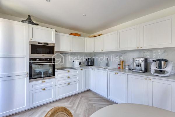 LE PONT-DE CLAIX- RESIDENCE SAINT-ANDRE- 16 Allée du Bois Joli- T4 -62.85m²+Cave+ Place de parking

Au sein d'une copropriété de 1966, calme et verdoyante, je vous invite à venir découvrir ce beau T4, rénové avec goût , vous n'aurez plus que vos valises a poser.
Traversant avec balcon situé au 1e étage sur 8 dans un immeuble avec ascenseur.
Il se compose d'une entrée avec placard, d'une cuisine équipée ouverte sur un séjour donnant avec accès balcon filant balcon, de 3 chambres avec placard intégré, dont une avec salle d'eau, d'une salle de bain et de toilettes séparées.
Une cave complète le bien et une place de parking privative.
Parking fermé avec barrières.

Les plus de cet appartement:
- Huisseries PVC et double vitrage
-Volets roulants électriques
- Climatisation
- Sa luminosité
- Parc calme et arboré
- Son environnement

*Chauffage collectif compris dans les charges
* Proche commodités: transports en communs ligne 25, Tram A, commerces, centre commercial COMBOIRE, écoles, axes routiers et autoroutiers.

  Idéal 1er achat.
 A visiter sans tarder !
Contactez moi dès maintenant pour organiser votre visite et laissez vous séduire par ce bien.
