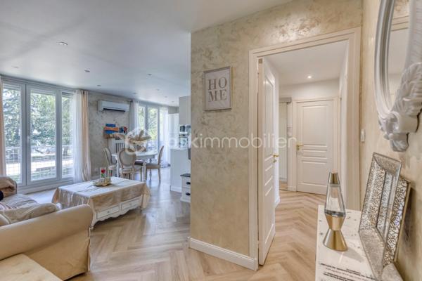 LE PONT-DE CLAIX- RESIDENCE SAINT-ANDRE- 16 Allée du Bois Joli- T4 -62.85m²+Cave+ Place de parking

Au sein d'une copropriété de 1966, calme et verdoyante, je vous invite à venir découvrir ce beau T4, rénové avec goût , vous n'aurez plus que vos valises a poser.
Traversant avec balcon situé au 1e étage sur 8 dans un immeuble avec ascenseur.
Il se compose d'une entrée avec placard, d'une cuisine équipée ouverte sur un séjour donnant avec accès balcon filant balcon, de 3 chambres avec placard intégré, dont une avec salle d'eau, d'une salle de bain et de toilettes séparées.
Une cave complète le bien et une place de parking privative.
Parking fermé avec barrières.

Les plus de cet appartement:
- Huisseries PVC et double vitrage
-Volets roulants électriques
- Climatisation
- Sa luminosité
- Parc calme et arboré
- Son environnement

*Chauffage collectif compris dans les charges
* Proche commodités: transports en communs ligne 25, Tram A, commerces, centre commercial COMBOIRE, écoles, axes routiers et autoroutiers.

  Idéal 1er achat.
 A visiter sans tarder !
Contactez moi dès maintenant pour organiser votre visite et laissez vous séduire par ce bien.