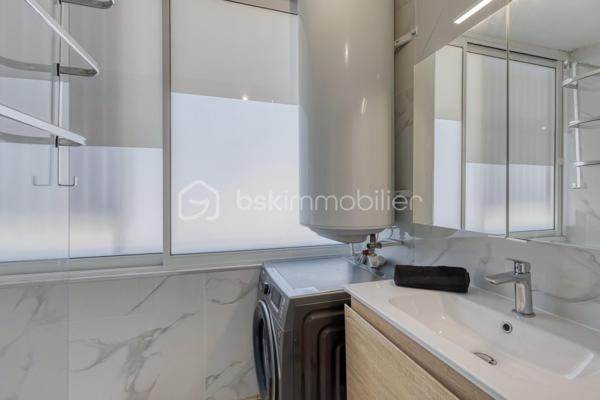 LE PONT-DE CLAIX- RESIDENCE SAINT-ANDRE- 16 Allée du Bois Joli- T4 -62.85m²+Cave+ Place de parking

Au sein d'une copropriété de 1966, calme et verdoyante, je vous invite à venir découvrir ce beau T4, rénové avec goût , vous n'aurez plus que vos valises a poser.
Traversant avec balcon situé au 1e étage sur 8 dans un immeuble avec ascenseur.
Il se compose d'une entrée avec placard, d'une cuisine équipée ouverte sur un séjour donnant avec accès balcon filant balcon, de 3 chambres avec placard intégré, dont une avec salle d'eau, d'une salle de bain et de toilettes séparées.
Une cave complète le bien et une place de parking privative.
Parking fermé avec barrières.

Les plus de cet appartement:
- Huisseries PVC et double vitrage
-Volets roulants électriques
- Climatisation
- Sa luminosité
- Parc calme et arboré
- Son environnement

*Chauffage collectif compris dans les charges
* Proche commodités: transports en communs ligne 25, Tram A, commerces, centre commercial COMBOIRE, écoles, axes routiers et autoroutiers.

  Idéal 1er achat.
 A visiter sans tarder !
Contactez moi dès maintenant pour organiser votre visite et laissez vous séduire par ce bien.
