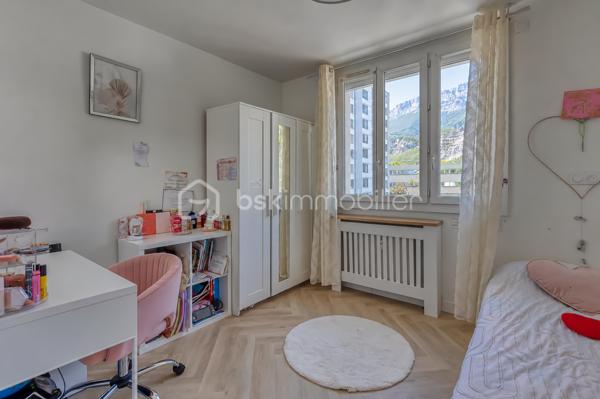 LE PONT-DE CLAIX- RESIDENCE SAINT-ANDRE- 16 Allée du Bois Joli- T4 -62.85m²+Cave+ Place de parking

Au sein d'une copropriété de 1966, calme et verdoyante, je vous invite à venir découvrir ce beau T4, rénové avec goût , vous n'aurez plus que vos valises a poser.
Traversant avec balcon situé au 1e étage sur 8 dans un immeuble avec ascenseur.
Il se compose d'une entrée avec placard, d'une cuisine équipée ouverte sur un séjour donnant avec accès balcon filant balcon, de 3 chambres avec placard intégré, dont une avec salle d'eau, d'une salle de bain et de toilettes séparées.
Une cave complète le bien et une place de parking privative.
Parking fermé avec barrières.

Les plus de cet appartement:
- Huisseries PVC et double vitrage
-Volets roulants électriques
- Climatisation
- Sa luminosité
- Parc calme et arboré
- Son environnement

*Chauffage collectif compris dans les charges
* Proche commodités: transports en communs ligne 25, Tram A, commerces, centre commercial COMBOIRE, écoles, axes routiers et autoroutiers.

  Idéal 1er achat.
 A visiter sans tarder !
Contactez moi dès maintenant pour organiser votre visite et laissez vous séduire par ce bien.