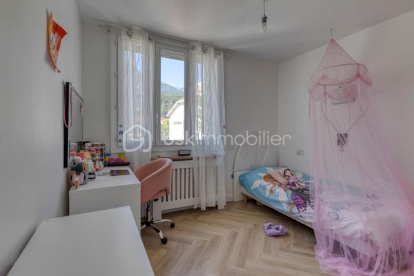 LE PONT-DE CLAIX- RESIDENCE SAINT-ANDRE- 16 Allée du Bois Joli- T4 -62.85m²+Cave+ Place de parking

Au sein d'une copropriété de 1966, calme et verdoyante, je vous invite à venir découvrir ce beau T4, rénové avec goût , vous n'aurez plus que vos valises a poser.
Traversant avec balcon situé au 1e étage sur 8 dans un immeuble avec ascenseur.
Il se compose d'une entrée avec placard, d'une cuisine équipée ouverte sur un séjour donnant avec accès balcon filant balcon, de 3 chambres avec placard intégré, dont une avec salle d'eau, d'une salle de bain et de toilettes séparées.
Une cave complète le bien et une place de parking privative.
Parking fermé avec barrières.

Les plus de cet appartement:
- Huisseries PVC et double vitrage
-Volets roulants électriques
- Climatisation
- Sa luminosité
- Parc calme et arboré
- Son environnement

*Chauffage collectif compris dans les charges
* Proche commodités: transports en communs ligne 25, Tram A, commerces, centre commercial COMBOIRE, écoles, axes routiers et autoroutiers.

  Idéal 1er achat.
 A visiter sans tarder !
Contactez moi dès maintenant pour organiser votre visite et laissez vous séduire par ce bien.