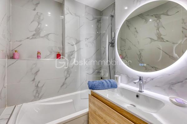 LE PONT-DE CLAIX- RESIDENCE SAINT-ANDRE- 16 Allée du Bois Joli- T4 -62.85m²+Cave+ Place de parking

Au sein d'une copropriété de 1966, calme et verdoyante, je vous invite à venir découvrir ce beau T4, rénové avec goût , vous n'aurez plus que vos valises a poser.
Traversant avec balcon situé au 1e étage sur 8 dans un immeuble avec ascenseur.
Il se compose d'une entrée avec placard, d'une cuisine équipée ouverte sur un séjour donnant avec accès balcon filant balcon, de 3 chambres avec placard intégré, dont une avec salle d'eau, d'une salle de bain et de toilettes séparées.
Une cave complète le bien et une place de parking privative.
Parking fermé avec barrières.

Les plus de cet appartement:
- Huisseries PVC et double vitrage
-Volets roulants électriques
- Climatisation
- Sa luminosité
- Parc calme et arboré
- Son environnement

*Chauffage collectif compris dans les charges
* Proche commodités: transports en communs ligne 25, Tram A, commerces, centre commercial COMBOIRE, écoles, axes routiers et autoroutiers.

  Idéal 1er achat.
 A visiter sans tarder !
Contactez moi dès maintenant pour organiser votre visite et laissez vous séduire par ce bien.