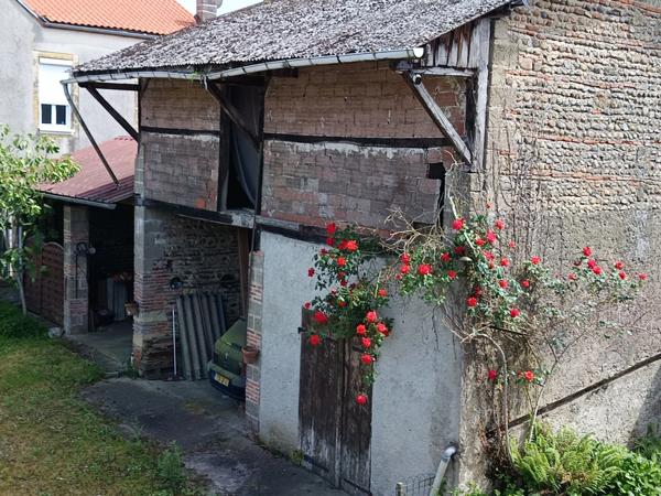 ANCIEN CORPS DE FERME AVEC SES DEPENDANCES ,QUARTIER HISTORIQUE SUR LE CHEMIN DE COMPOSTELLE.