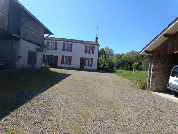 ANCIEN CORPS DE FERME AVEC SES DEPENDANCES ,QUARTIER HISTORIQUE SUR LE CHEMIN DE COMPOSTELLE.