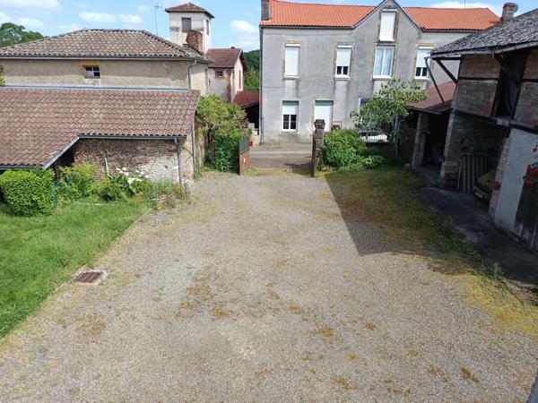 ANCIEN CORPS DE FERME AVEC SES DEPENDANCES ,QUARTIER HISTORIQUE SUR LE CHEMIN DE COMPOSTELLE.